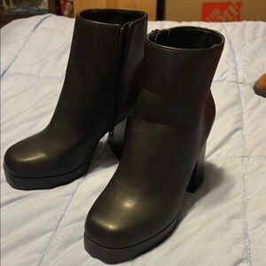 Elegant Black Ankle Boots